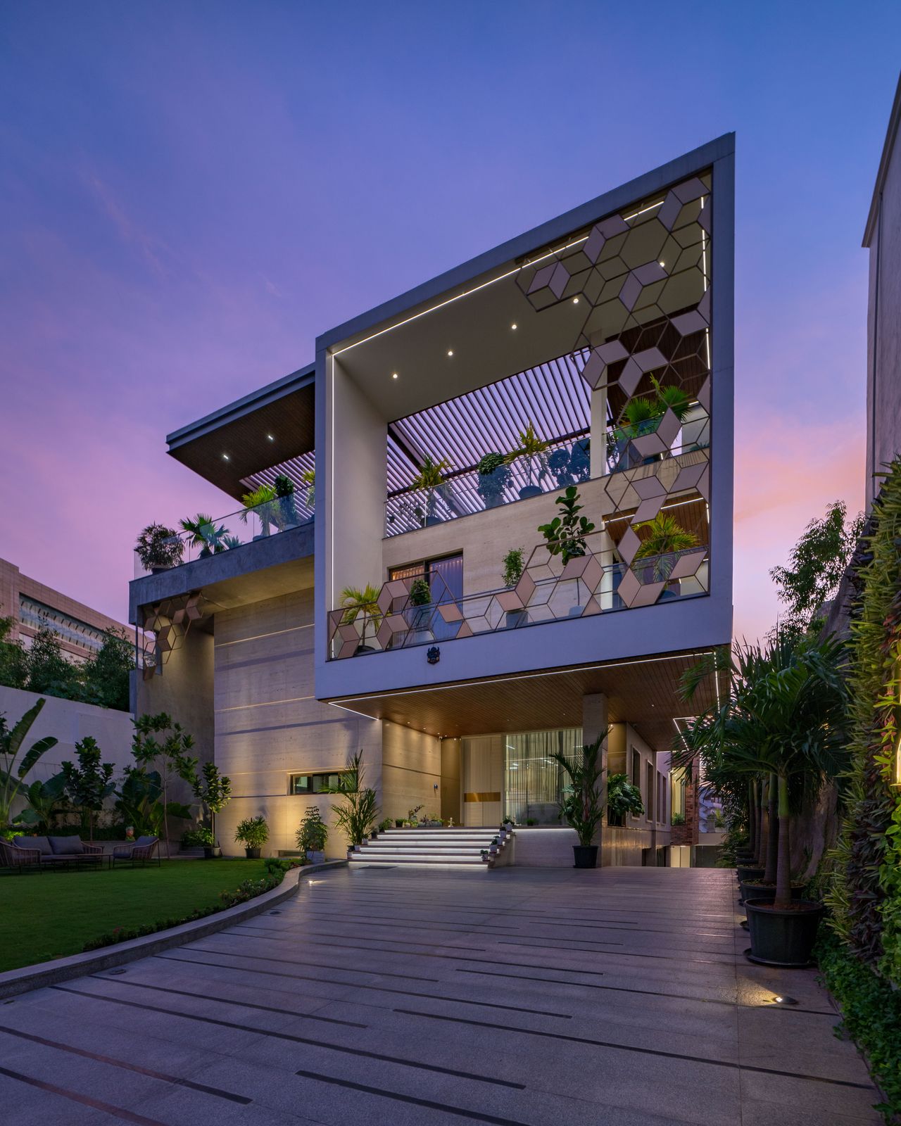 Crest Residence — private houses by Tru Designs, image 1 of 8